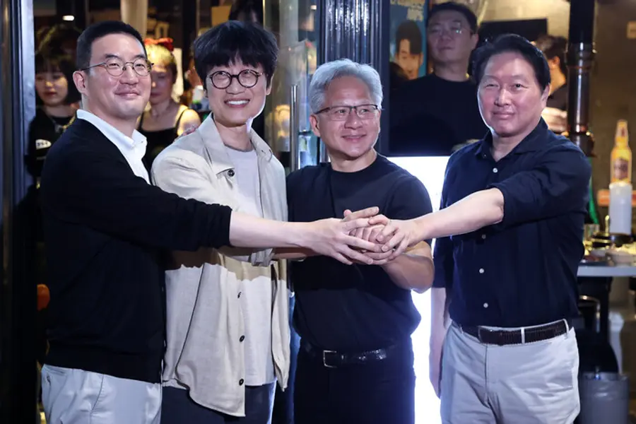 젠슨 황 엔비디아 최고경영자(왼쪽 셋째)가 지난 5일 서울 마포구 홍대 인근 삼겹살 음식점 '형님 저요'에서 최태원 SK그룹 회장(맨 오른쪽), 구광모 LG그룹 회장(맨 왼쪽), 이해진 네이버 의장과 '삼소(삼겹살·소주) 회동’을 한 뒤 함께 손을 모으고 있다. 사진 연합뉴스