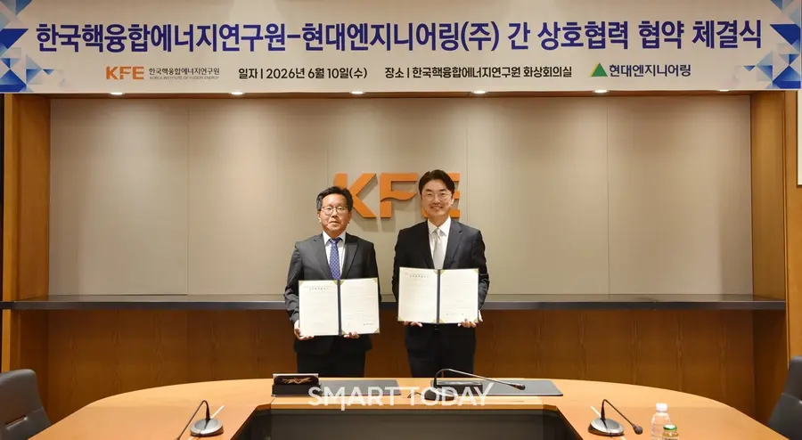 현대엔지니어링 이승원 에너지사업부장(오른쪽)과 한국핵융합에너지연구원 양형열 혁신핵융합로설계단장이 ‘핵융합 에너지 실현 가속화를 위한 한국형 혁신 핵융합로 핵심기술 개발’ 업무협약을 체결한 이후 기념사진을 촬영하고 있다. (사진=현대엔지니어링)
