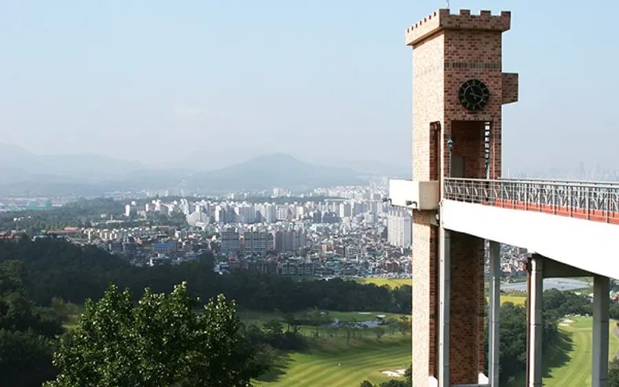 IN코스로 향하는 시계탑 엘리베이터(사진 캐슬렉스)