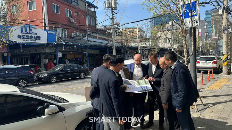 삼성물산과 포스터+파트너스 관계자들이 성수3지구를 방문해 현장을 꼼꼼히 점검을 하고 있다. (사진=삼성물산)