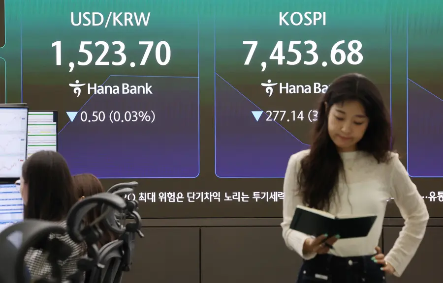 11일 서울 외환시장에서 미국 달러화 대비 원화 환율은 오전 9시 기준 1525.5원으로 집계됐다. 사진은 하나은행 본점 딜링룸에서 직원들이 업무를 보고 있는 모습. 연합뉴스