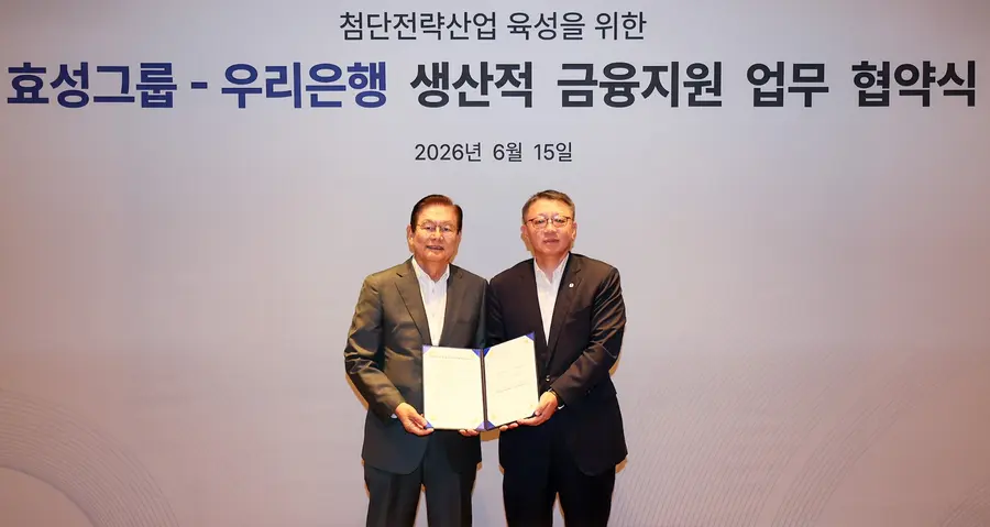 15일 서울 마포구 효성그룹 본사에서 우리은행 정진완 은행장(우측)과 이상운 효성그룹 부회장(왼쪽)이 ‘첨단전략산업 육성을 위한 생산적 금융지원 업무협약’ 을 체결한 뒤 기념촬영을 하고 있다.