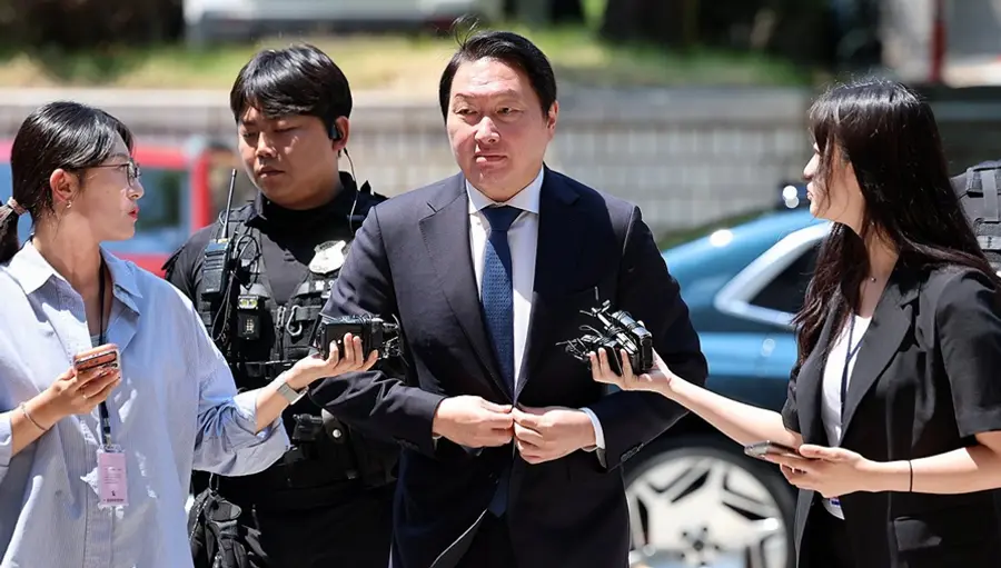 (왼쪽에서 세 번째) 최태원 SK그룹 회장이 15일 노소영 아트센터 나비 관장과 재산분할 사건 2차 조정기일에 참석하기 위해 법정에 들어서고 있다. 출처=연합뉴스