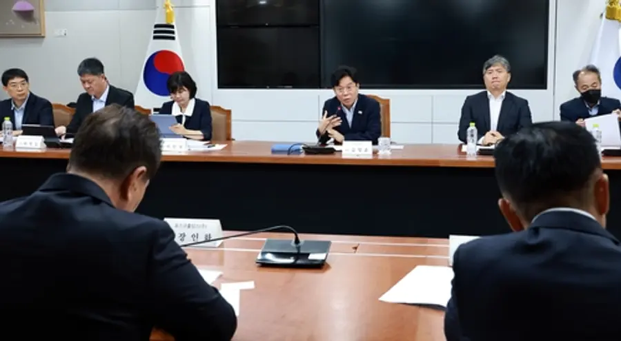 김영훈 고용노동부 장관(가운데)이 15일 정부세종청사에서 진행한 포스코그룹 경영진과의 간담회에서 발언하고 있다. 연합뉴스