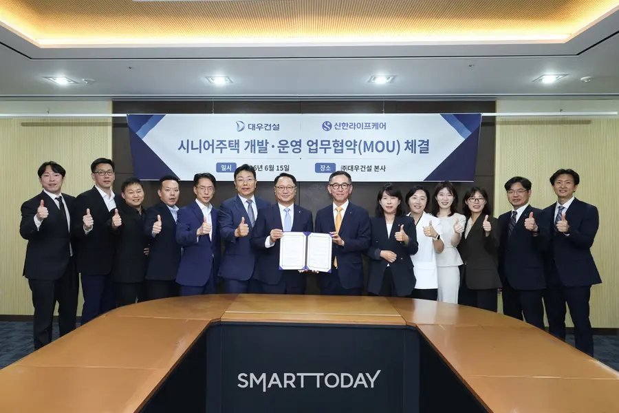 대우건설과 신한라이프케어가 15일 서울시 중구에 위치한 대우건설 본사에서 시니어주택 사업 분야 협력을 위한 업무 협약을 체결했다. (사진=대우건설)