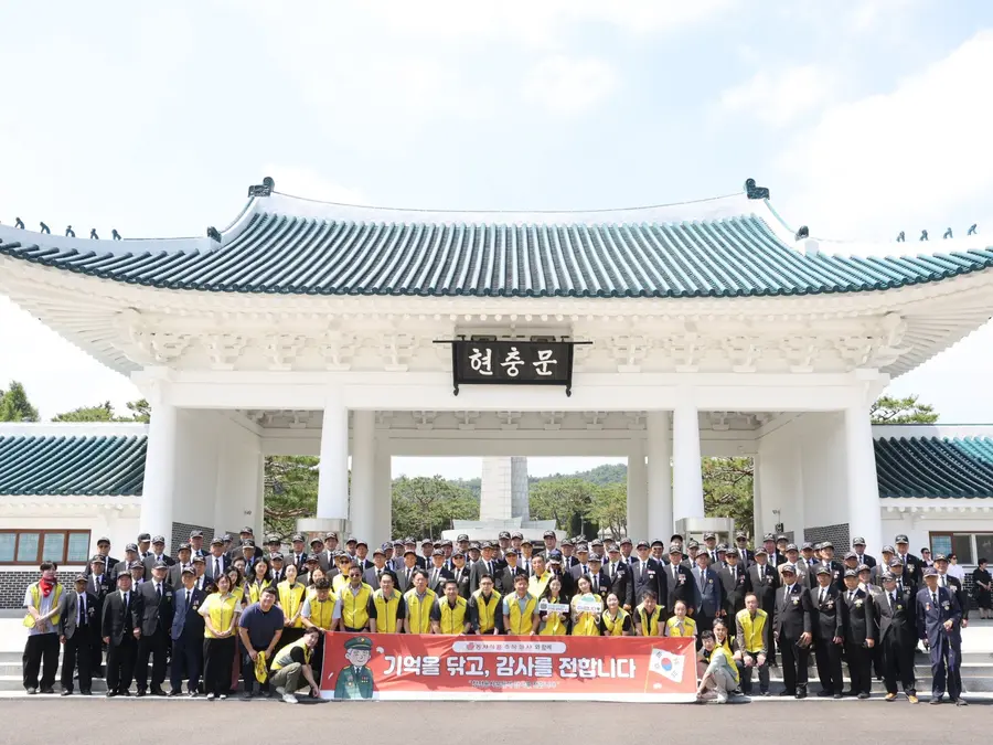 동서식품이 호국보훈의 달을 맞아 18일 국립서울현충원에서 참전용사 초청 오찬 및 묘역 정화 봉사활동을 진행했다. 봉사활동에 참여한 동서식품 직원들과 참전용사들이 기념 촬영을 한 모습. 동서식품 제공