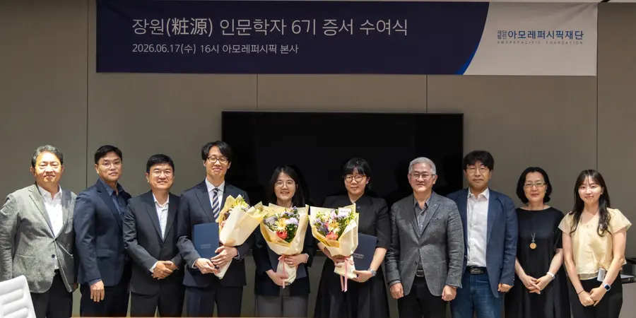 ▲ (왼쪽부터) 아모레퍼시픽재단 이석재 이사, 송호준 사무국장, 이상호 사무총장, 남궁승원 연구자, 김민영 연구자, 홍지수 연구자, 서경배 이사장
