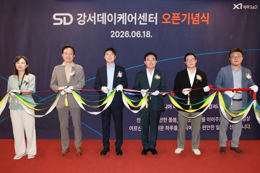 (왼쪽부터) 윤수정 SD 강서데이케어센터장, 안상봉 자이에스앤디 시니어사업부문 대표, 구본삼 자이에스앤디 대표, 진교훈 강서구청장, 허진홍 GS건설 본부장, 이경규 한국요양보호협회 상무가 강서데이케어센터 오픈 기념식에서 데이프 커팅을 하고 있다. (사진=자이에스엔디)