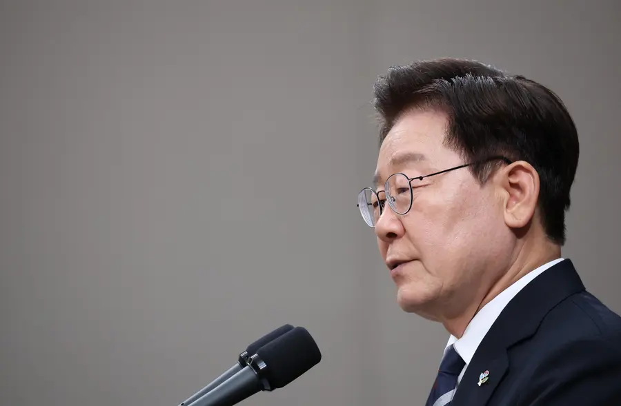 이재명 대통령이 19일 청와대 춘추관에서 열린 G7 참석·유럽 순방 결과 브리핑에서 취재진 질문에 답하고 있다. 사진 연합뉴스