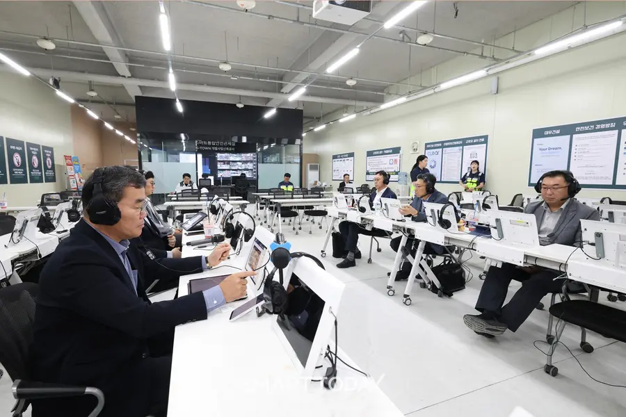 김보현 대우건설 대표이사가 과천 G-TOWN 개발사업 신축공사 현장에서 열린 안전보건 소통 간담회에 참석해 태블릿 기반 스마트 안전보건교육 시스템을 살펴보고 있다. (사진=대우건설)