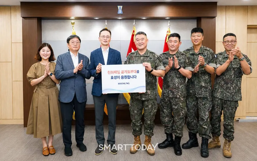 효성이 24일 육군 1군단 광개토부대에 현역장병들의 복지 증진을 위한 위문금 5천만원을 전달했다. 사진은 이정원 효성 전무(왼쪽에서 3번째)와 한기성 육군 제1군단장(왼쪽에서 4번째)과 관계자들이 기념촬영을 하는 모습 (사진=효성)