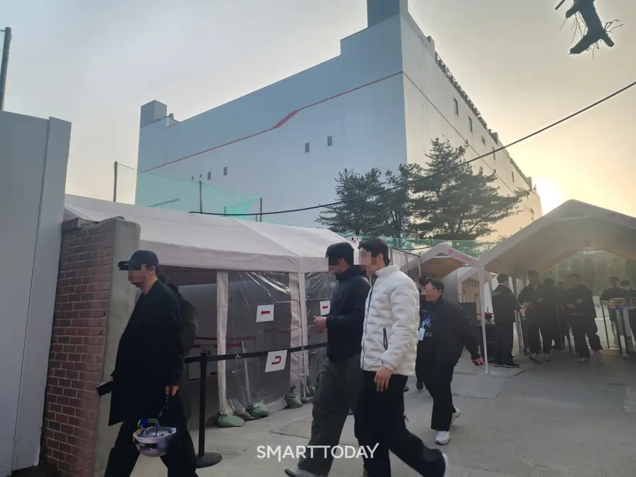 경기 이천 SK하이닉스 공장 직원들이 퇴근하고 있다. 출처=김종현 기자