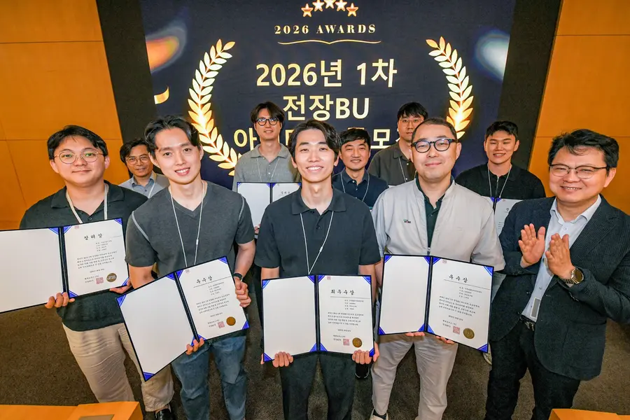 현대모비스가 ‘2026 전장기술 아이디어 공모전' 시상식에서 우수 아이디어 수상자들에게 상장을 수여하고 격려했다. 현대모비스 제공