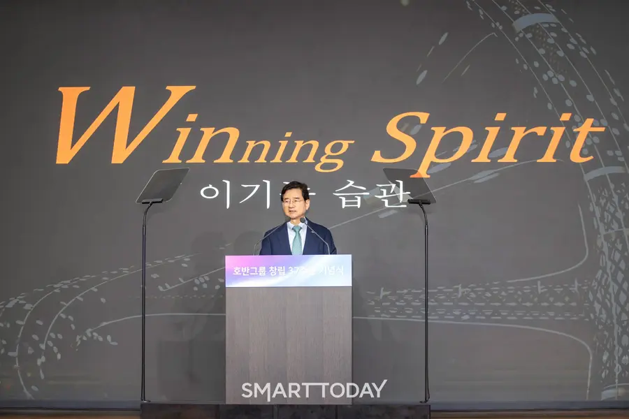 김선규 호반그룹 회장이 창립 37주년 기념식에서 임직원들에게 ‘정직과 원칙’의 기본 가치를 바탕으로 한 성장을 당부하고 있다. (사진=호반그룹)