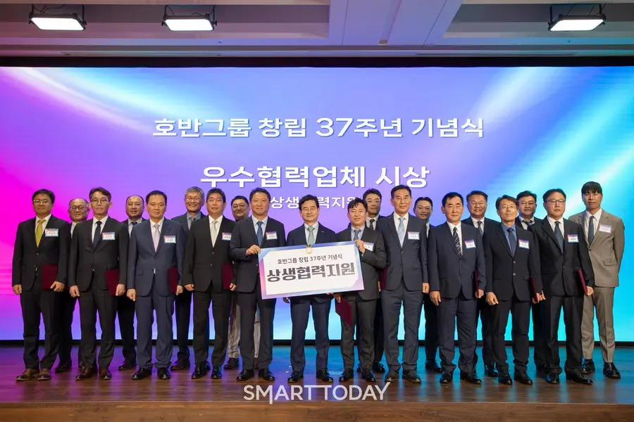 김선규 회장(가운데)이 지난달 30일 호반그룹 창립 37주년 기념식에서 우수 협력사 관계자에게 상생 협력 지원금을 전달한 후 기념촬영을 하고 있다 . (사진=호반그룹)