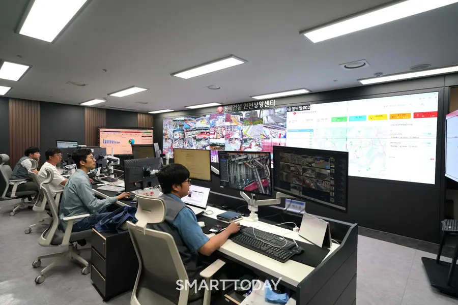 롯데건설 본사 안전상황센터에서 전국 현장의 IoT 온∙습도계 가동상태와 실시간 체감온도를 모니터 링하고 있다. (사진=롯데건설)