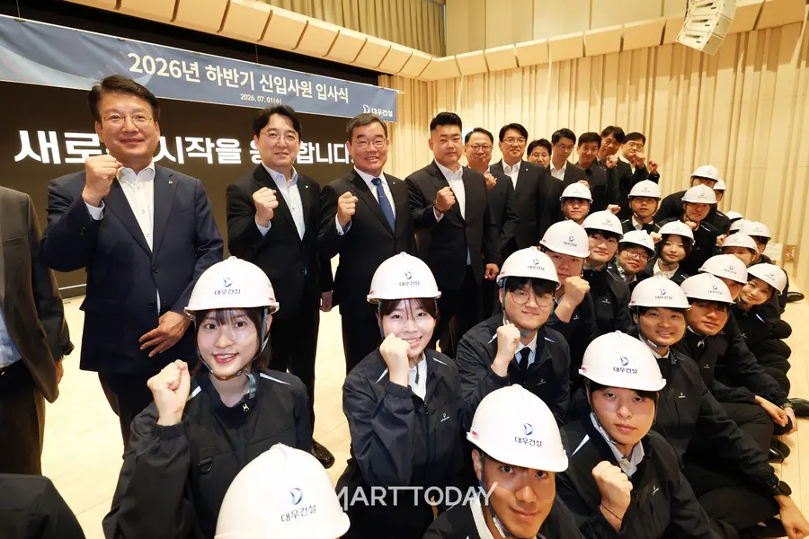 대우건설 2026 하반기 신입사원 입사식에서 신입사원들이 포즈를 취하고 있다.(사진=대우건설)