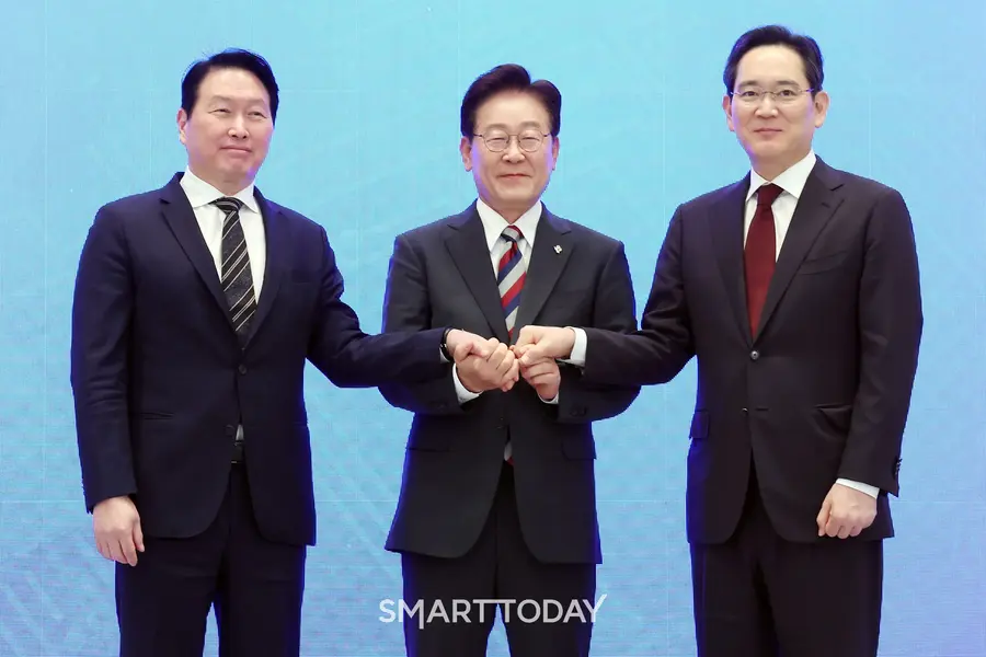 이재명 대통령과 이재용 삼성전자 회장, 최태원 SK그룹 회장이 29일 청와대에서 열린 3대 메가프로젝트 국민보고회에서 기업 투자계획 발표 후 손을 잡고 있다. (사진=연합뉴스)