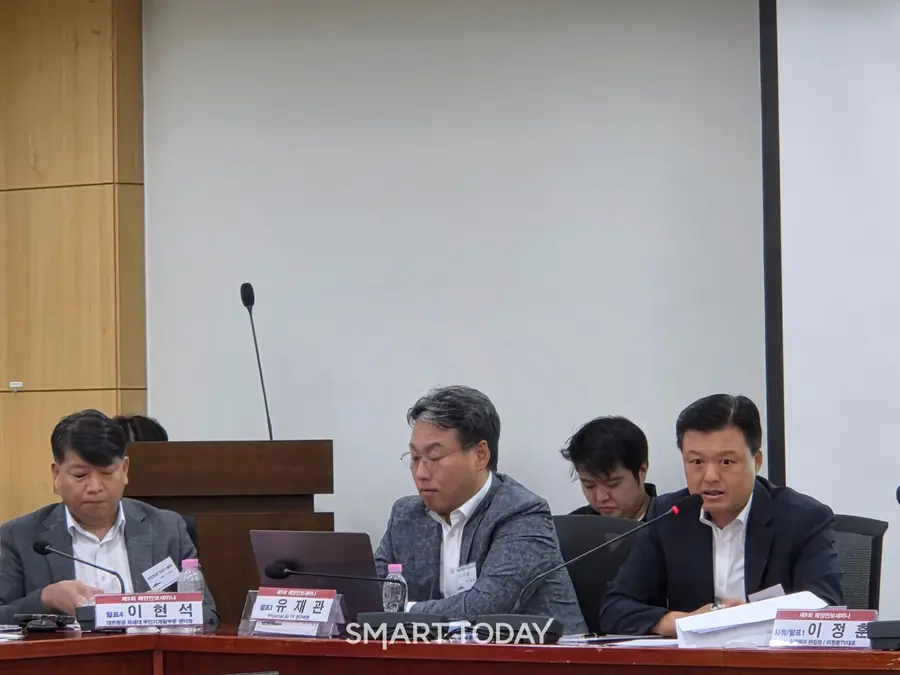 남동우 한화오션 상근고문(맨 오른쪽)이 발언하고 있는 모습. 사진=박재형 기자