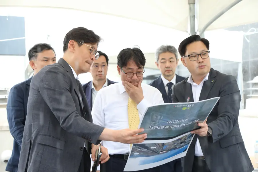 이성훈 한국토지주택공사(LH) 사장(가운데)이 9일 경기 용인 반도체 국가산단 사업현장을 찾아 현장을 점검하고 있다. LH 제공