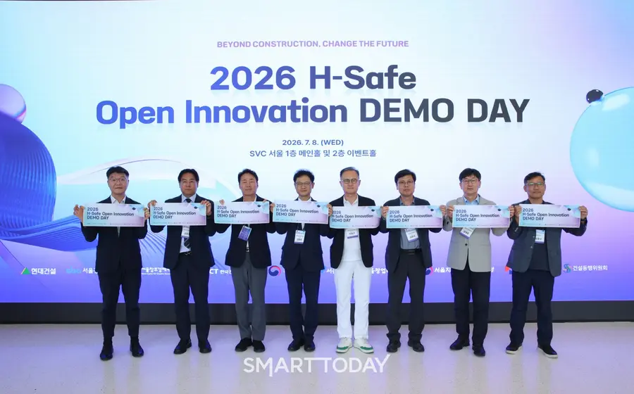 ‘2026 H-Safe 오픈이노베이션 데모데이’ 주관기관 관계자들이 기념촬영을 하고 있다. (사진=현대건설)