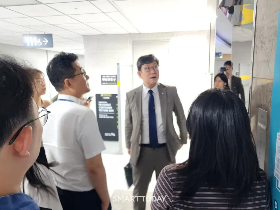 민병덕 더불어민주당 의원이 홈플러스 사태 해결을 위한 간담회를 마치고 이동하고 있다. 출처=김종현 기자