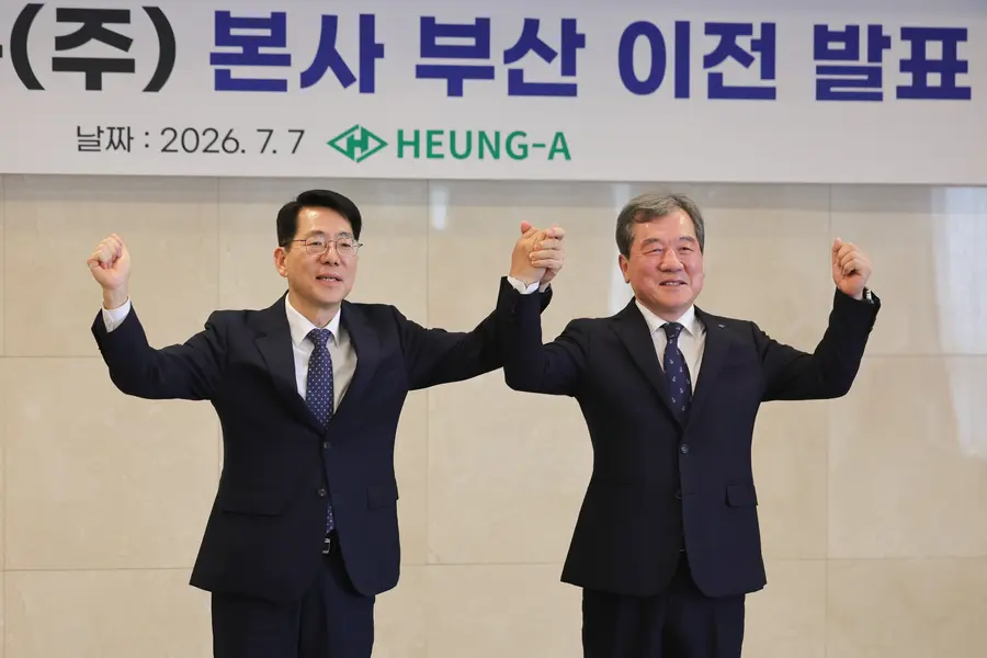 7월 7일 서울 중구 프레지던트 호텔에서 열린 흥아해운 부산 이전 계획 발표식에서 황종우 해양수산부 장관(왼쪽)과 이환구 흥아해운 사장이 행사를 마친 뒤 기념사진을 찍고 있다. 연합뉴스