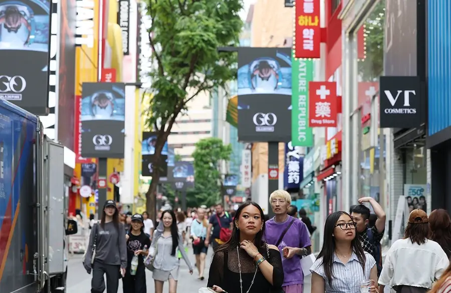 서울 명동 거리에서 외국인 관광객들이 쇼핑을 즐기고 있다. 연합뉴스