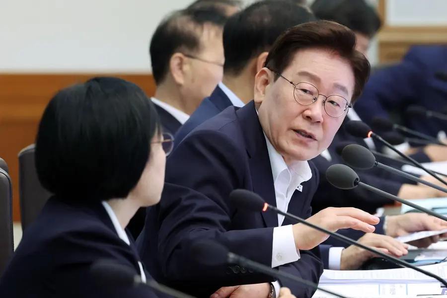 이재명 대통령이 14일 청와대에서 열린 국무회의에서 발언하고 있다.