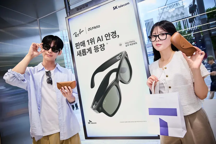 SKT 모델이 22일 출시된 레이밴 메타를 쓴 모습. SKT 제공