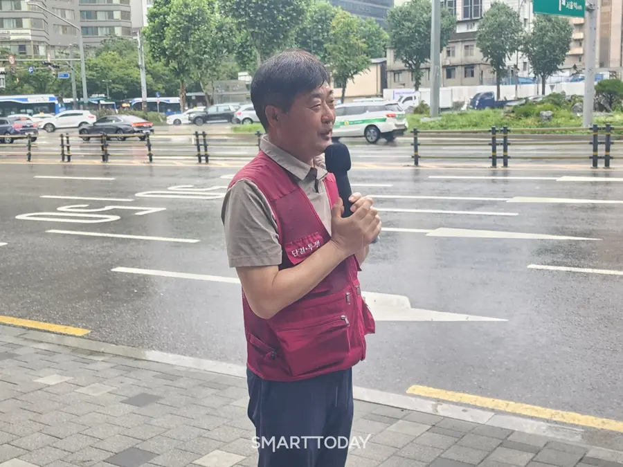 이주안 플랜트노조 위원장이 에쓰오일 사옥 앞 집회서 발언하고 있다. 출처=김종현 기자