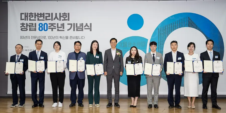한미사이언스 한지연 IP팀 팀장(오른쪽 두 번째)이 지식재산 유공자들과 함께 지난 6월 26일 서울 서초동 대한변리사회관에서 열린 대한변리사회 창립 80주년 기념식에서 기념촬영을 하고 있다.