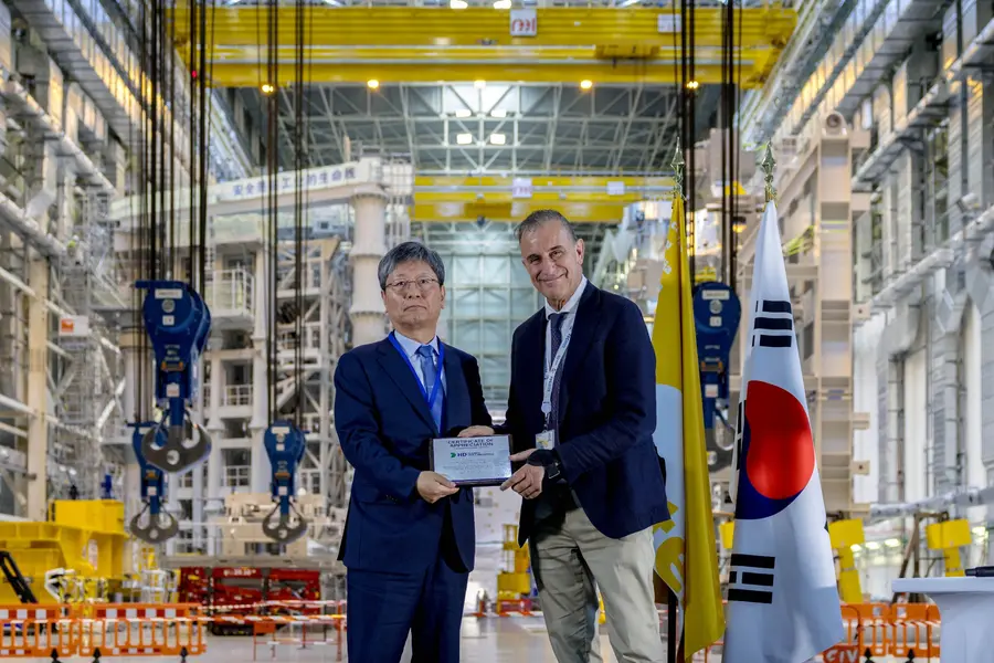 22일(수) 프랑스 남부 카다라슈에서 열린 ‘KOREA-ITER 퓨전 데이’ 행사에서 원광식 HD현대중공업 부사장(왼쪽)이 피에트로 바라바쉬(Pietro Barabaschi) ITER 사무총장(오른쪽)으로부터 감사패를 받았다. 현대중공업 제공