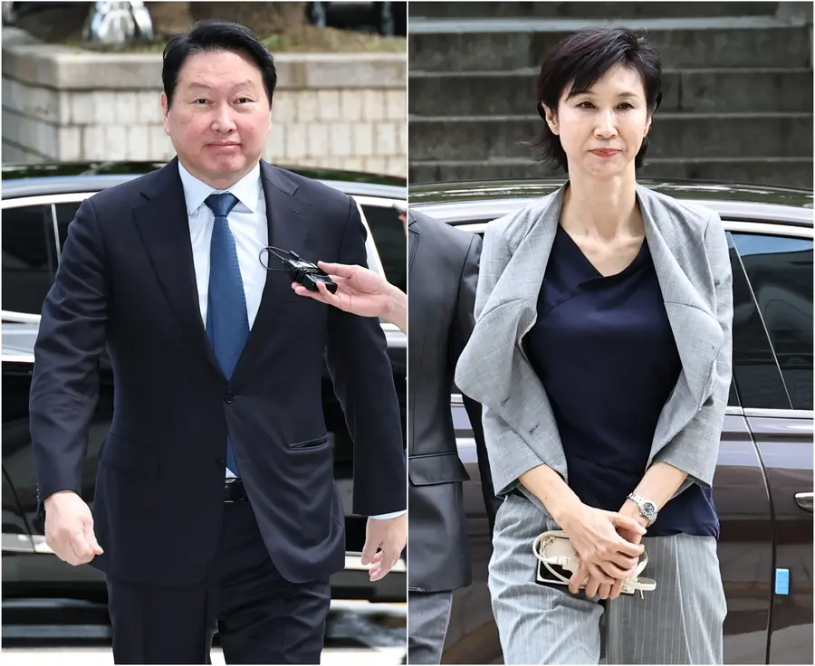 최태원 SK그룹 회장(왼쪽)과 노소영 아트센터 나비 관장이 6월 26일 서울 서초구 서울중앙지방법원에서 열린 재산 분할 파기환송심 2차 변론기일에 출석하기 위해 법정으로 향하는 모습. 연합뉴스
