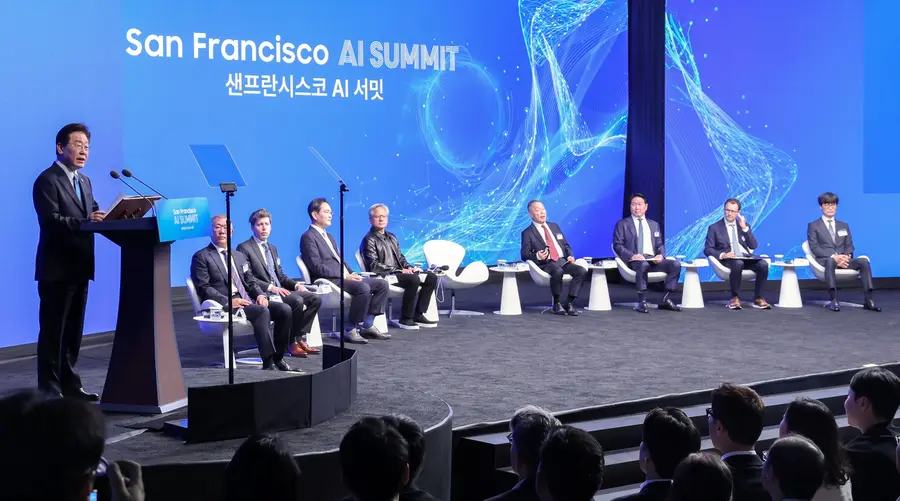 이재명 대통령이 24일(현지시간) 미국 샌프란시스코 더 미드웨이에서 열린 '샌프란시스코 AI 서밋'에서 '샌프란 AI 선언'을 발표하고 있다. 이 자리에는 왼쪽부터 정의선 현대차그룹 회장, 샘 올트먼 오픈AI CEO, 이재용 삼성전자 회장, 젠슨 황 엔비디아 CEO, 혹탄 브로드컴 CEO, 최태원 SK그룹 회장, 다리오 아모데이 앤트로픽 CEO, 이해진 네이버 의장이 함께 했다.