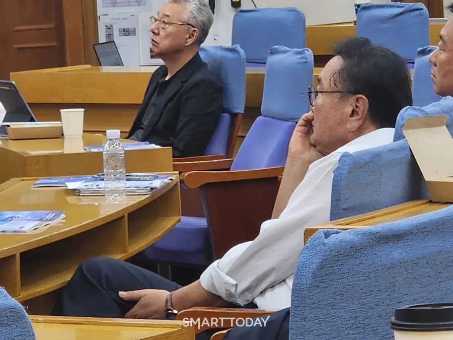 (오른쪽에서 두 번째) 김태년 더불어민주당 의원이 정 연구원의 강연을 청취하고 있다. 출처=김종현 기자