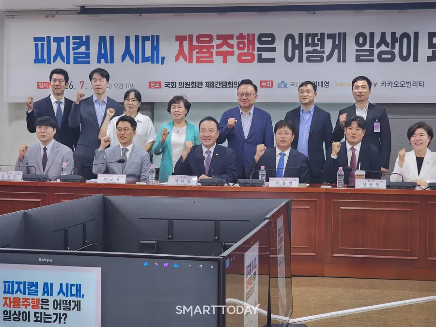 류 대표와 기업인, 국민의힘 국회의원, 각계 전문가들이 기념사진을 찍고 있다. 출처=김종현 기자