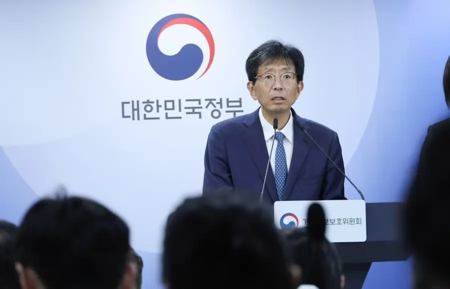 양청삼 개인정보보호위원회 사무처장이 30일 서울 종로구 정부서울청사에서 KT의 개인정보 유출 및 무단 소액결제 사고 조사 결과와 과징금 539억7900만원 부과 내용을 밝히고 있다.연합뉴스