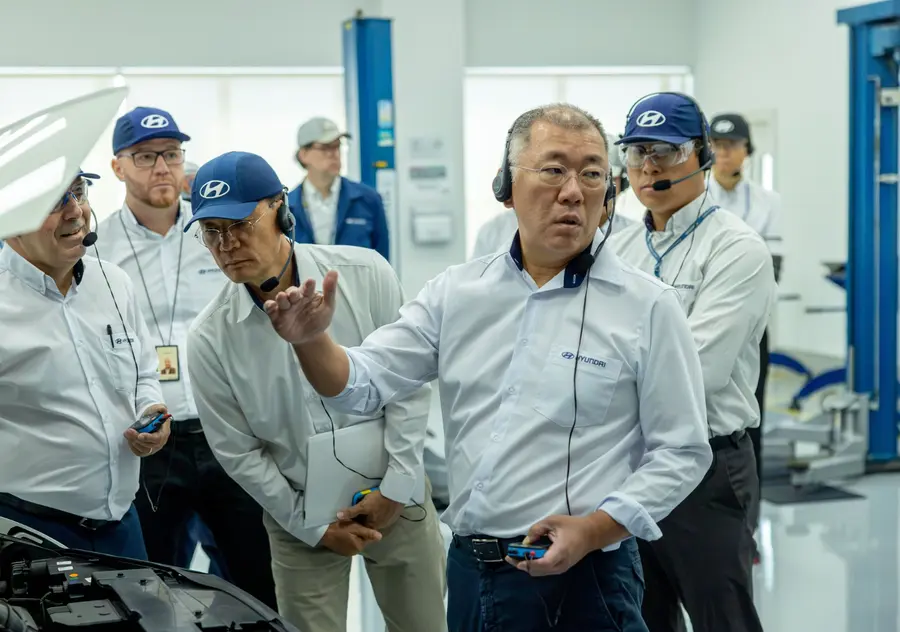 정의선 현대차그룹 회장이 브라질공장을 방문한 모습. 현대차그룹 제공