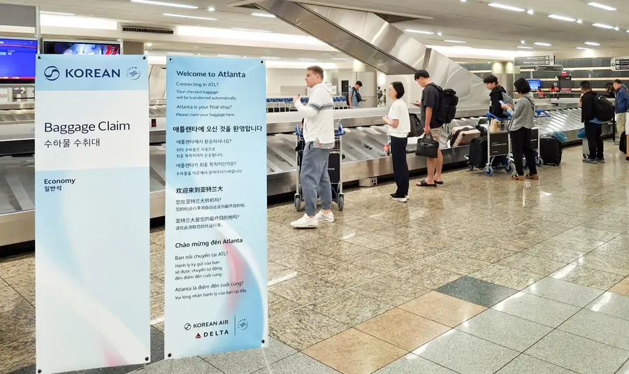 미국 애틀랜타 공항 수하물 수취대 인근에 설치된 ‘수하물 자동연결 서비스’ 안내문. 대한항공