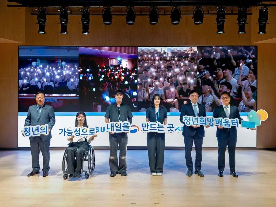 30일 삼성화재 대전 유성 연수원에서 열린 청년희망배움터 개강식에 참석한 (왼쪽부터) 삼성전자 DS사회공헌단장 여명구 부사장, 국민의힘 이소희 의원, 청년대표 김혁진씨, 최민주씨, 고용노동부 권창준 차관, 멀티캠퍼스 안재우 대표이사 등 관계자들이 기념 촬영하고 있다. 삼성 제공
