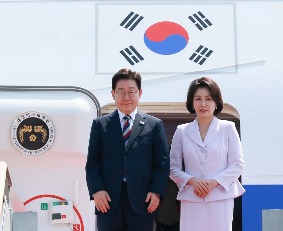 미국·남미·독일 순방을 마치고 귀국한 이재명 대통령과 김혜경 여사가 3일 성남 서울공항에 도착한 공군 1호기에서 환영객에게 인사하고 있다. 사진 연합뉴스