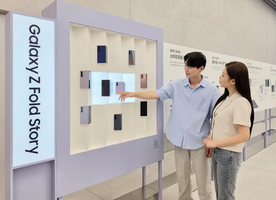 삼성전자 모델이 '폴더블 헤리티지'의 '갤럭시 폴드·플립 스토리' 섹션에서 역대 갤럭시 폴더블 라인업을 확인하는 모습. 삼성전자 제공