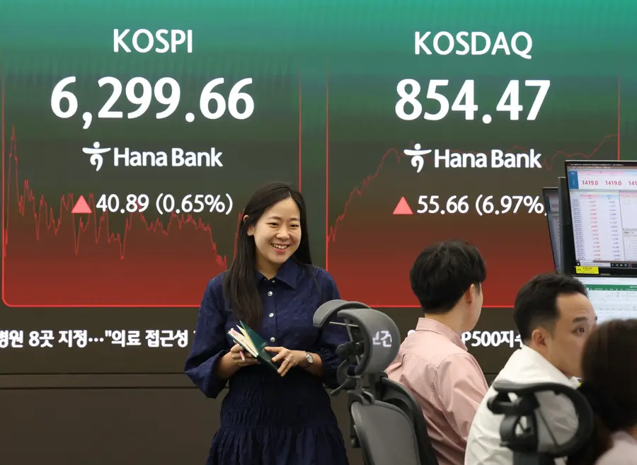 지난 10일 서울 중구 하나은행 딜링룸 현황판에 코스피와 코스닥지수가 표시되고 있다. 이날 코스피는 40.89포인트(0.65%) 오른 6,299.66으로, 코스닥은 55.66포인트(6.97%) 오른 854.47에 마감했다. 사진 연합뉴스