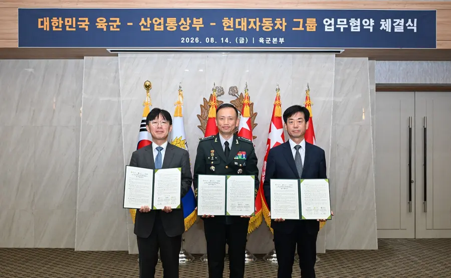 현대차그룹은 14일 충남 계룡시 육군본부에서 육군, 산업통상부(산업부)와 ‘로봇·피지컬 AI 및 첨단기술 활용 확대를 위한 업무협약(MOU)’을 체결했다고 밝혔다. 사진은 왼쪽부터 이민우 산업부 산업성장실장 전담직무대리, 최장식 육군참모차장, 이항수 현대차그룹 부사장이 기념 촬영을 하는 모습. 육군 제공