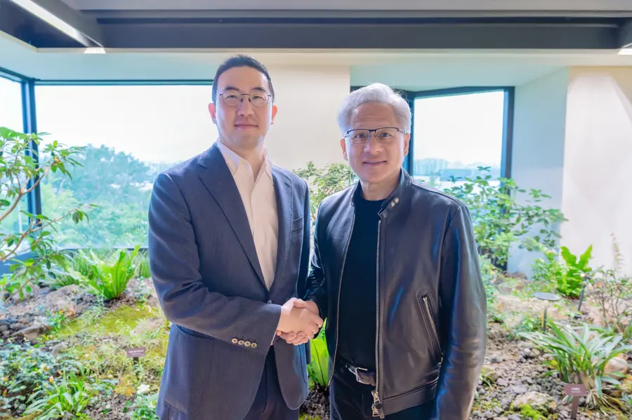 지난 6월 서울 여의도 LG트윈타워서 만나 기념 촬영하는 구광모 LG 대표와 젠슨 황 CEO. LG 제공