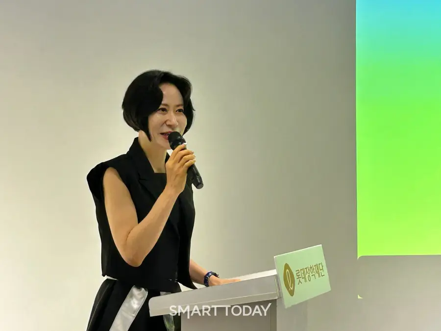 장혜선 롯데장학재단 이사장이 13일 서울 종로구 마루아트센터에서 열린 ‘2026년 신격호 롯데 나전칠기 공예품대전’ 시상식에서 인사말을 하고 있다. 최아랑 기자