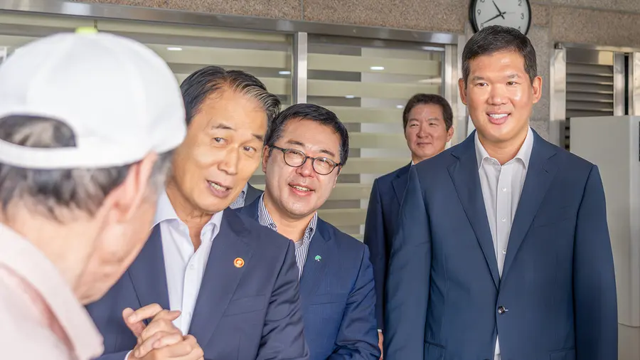 14일 수원보훈원을 찾은 권오을 국가보훈부 장관(왼쪽)과 GS건설 허윤홍 대표(오른쪽 첫번째)이 보훈원에서 생활하는 보훈가족에 안부를 묻고 있다. GS건설 제공