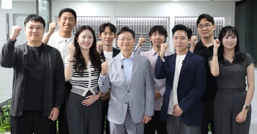 현대차증권 배형근 사장(앞줄 왼쪽에서 세번째)과 CLB 구성원들이 대담회를 마치고 기념 사진 촬영을 하고 있다.