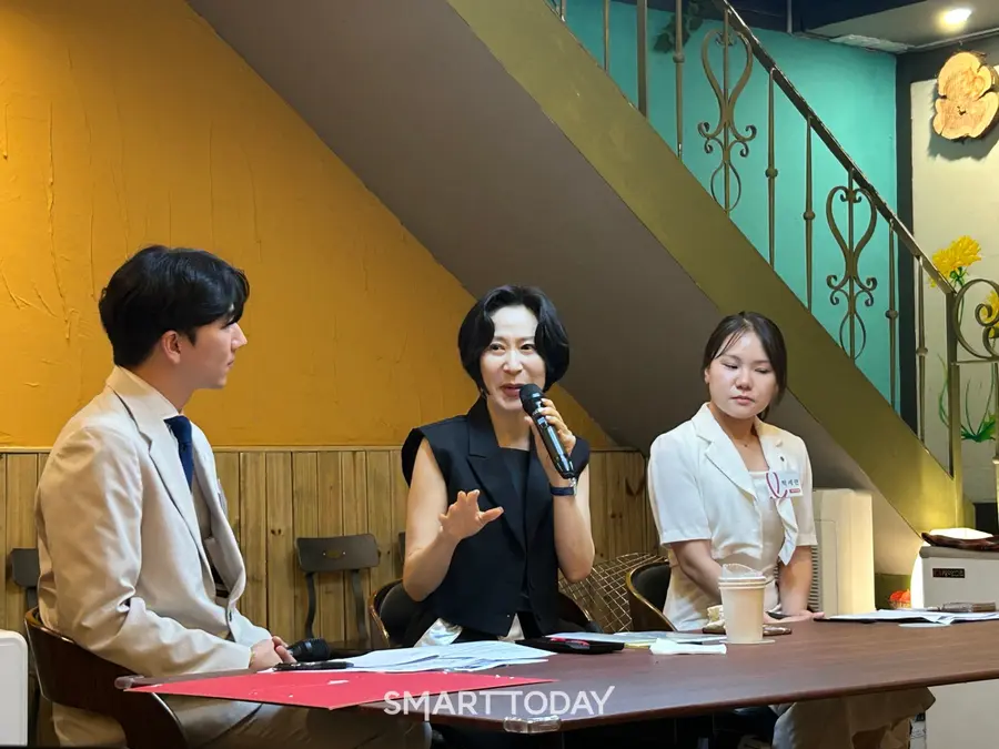 장혜선 롯데장학재단 이사장(가운데)이 13일 ‘2026년 신격호 롯데 나전칠기 공예품대전’ 행사 후 기자들과 질의응답을 하고 있다. 최아랑 기자